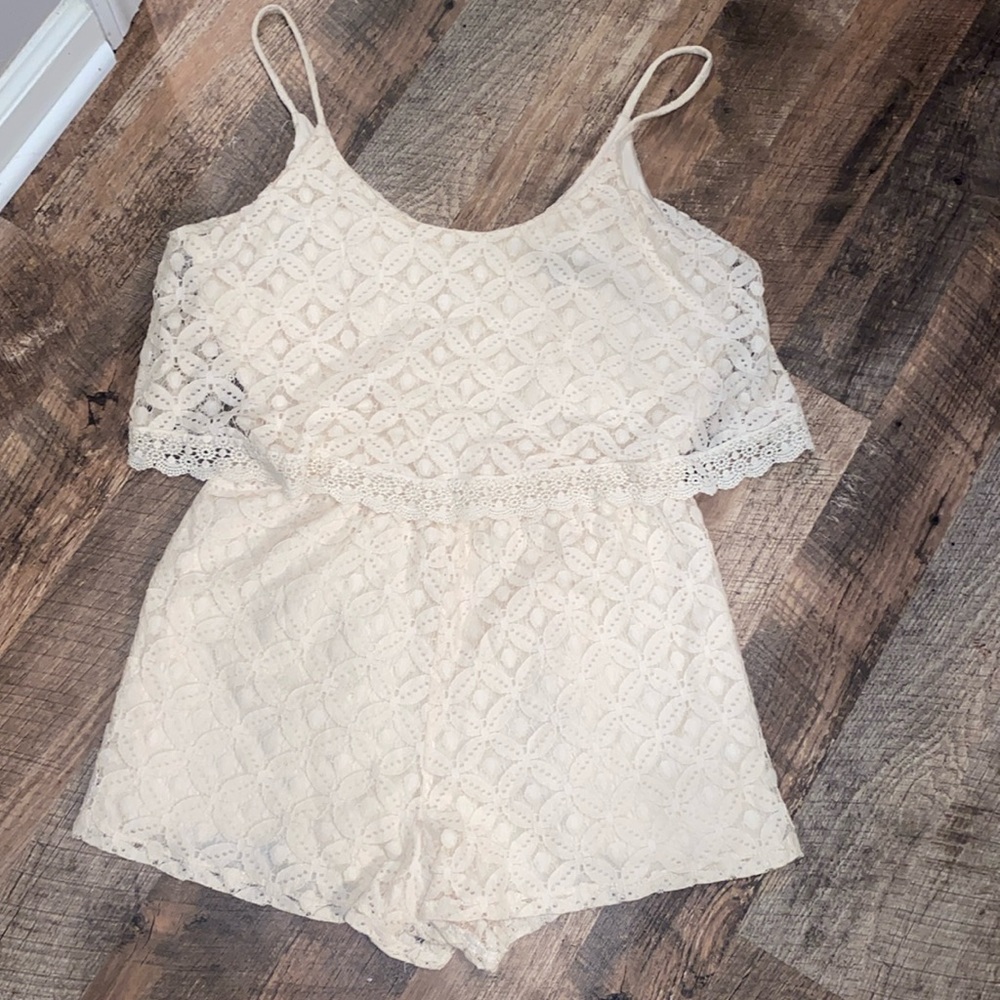 Reduced! NWOT City Triangles cream romper shorts size Large